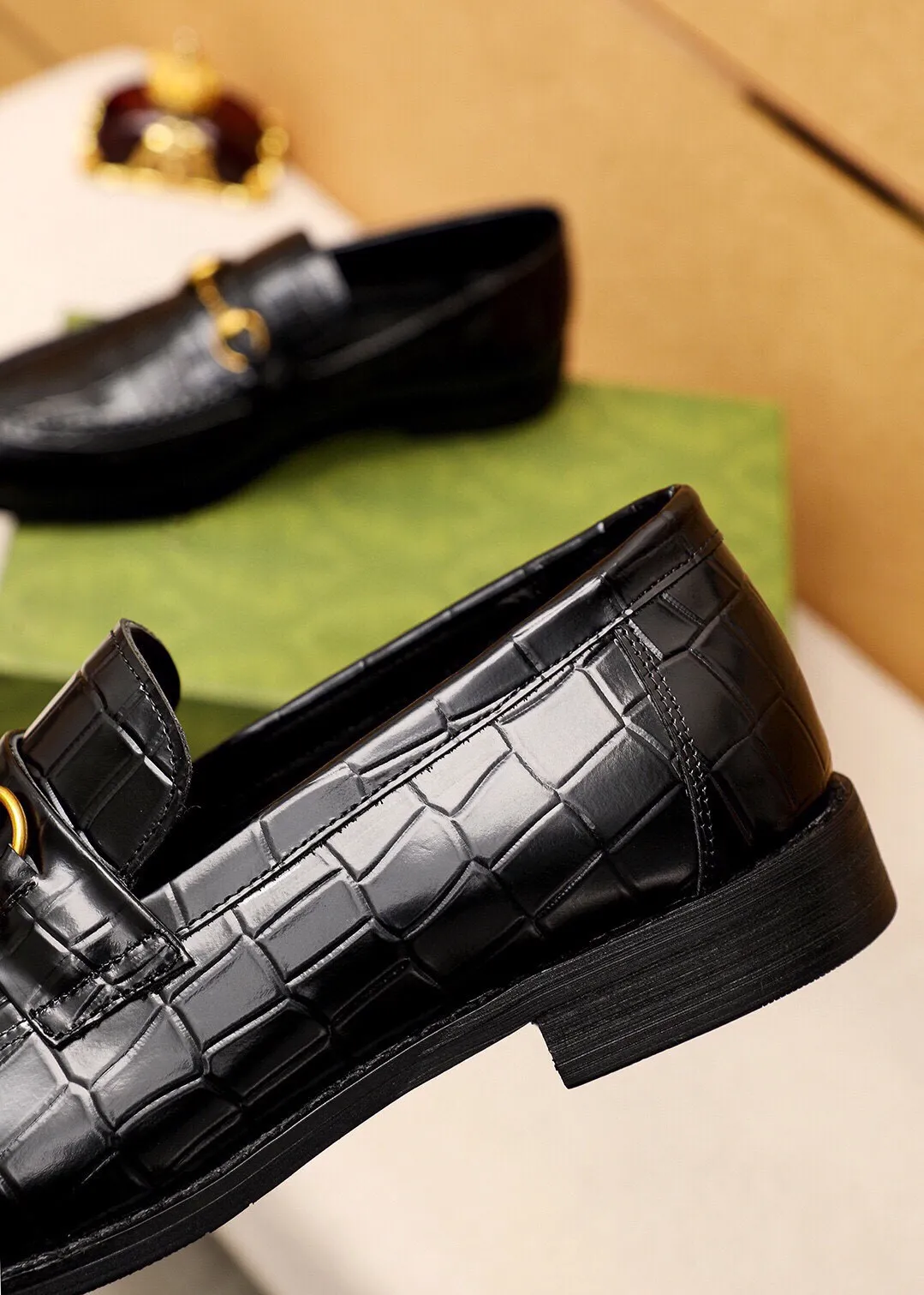 Men's shoes 💰460 💐 Product trademark: GUCCI "Gucci" casual leather shoes Regular size: 38-44 (45🉑️customized) Product materials: Selected imported first-layer calfskin embossed upper + luxury hardware buckle, imported water-dyed cow leather lining. Strong three-dimensional visual effect, combined outsole Color: 2⃣️colors available
